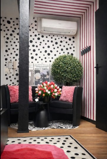 Salon rayé rose et pois noirs